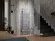 Weißer Kermi-Heizkörper in gestapelter Form an grauer Wand, Montagesystem an der Unterseite, modern eingerichteter Raum mit Treppe und Pflanzen im Hintergrund.